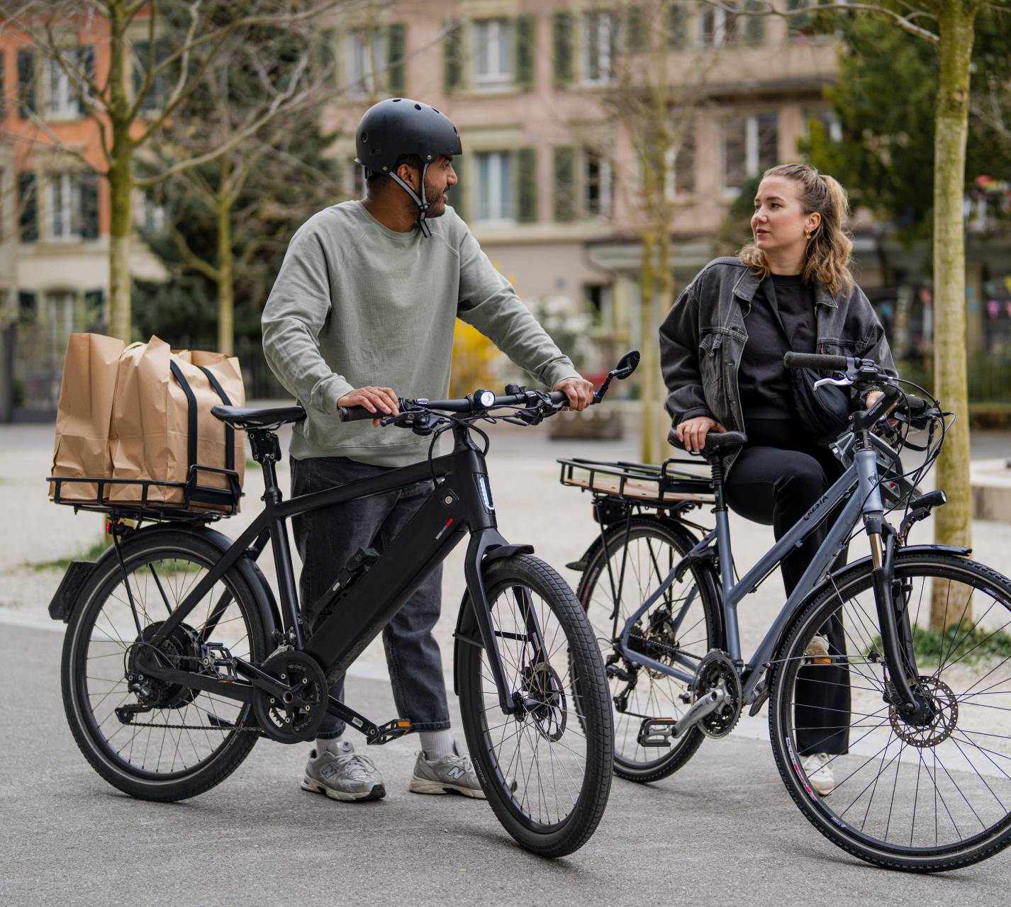 Zwei Personen mit PACKI dem Velokorb