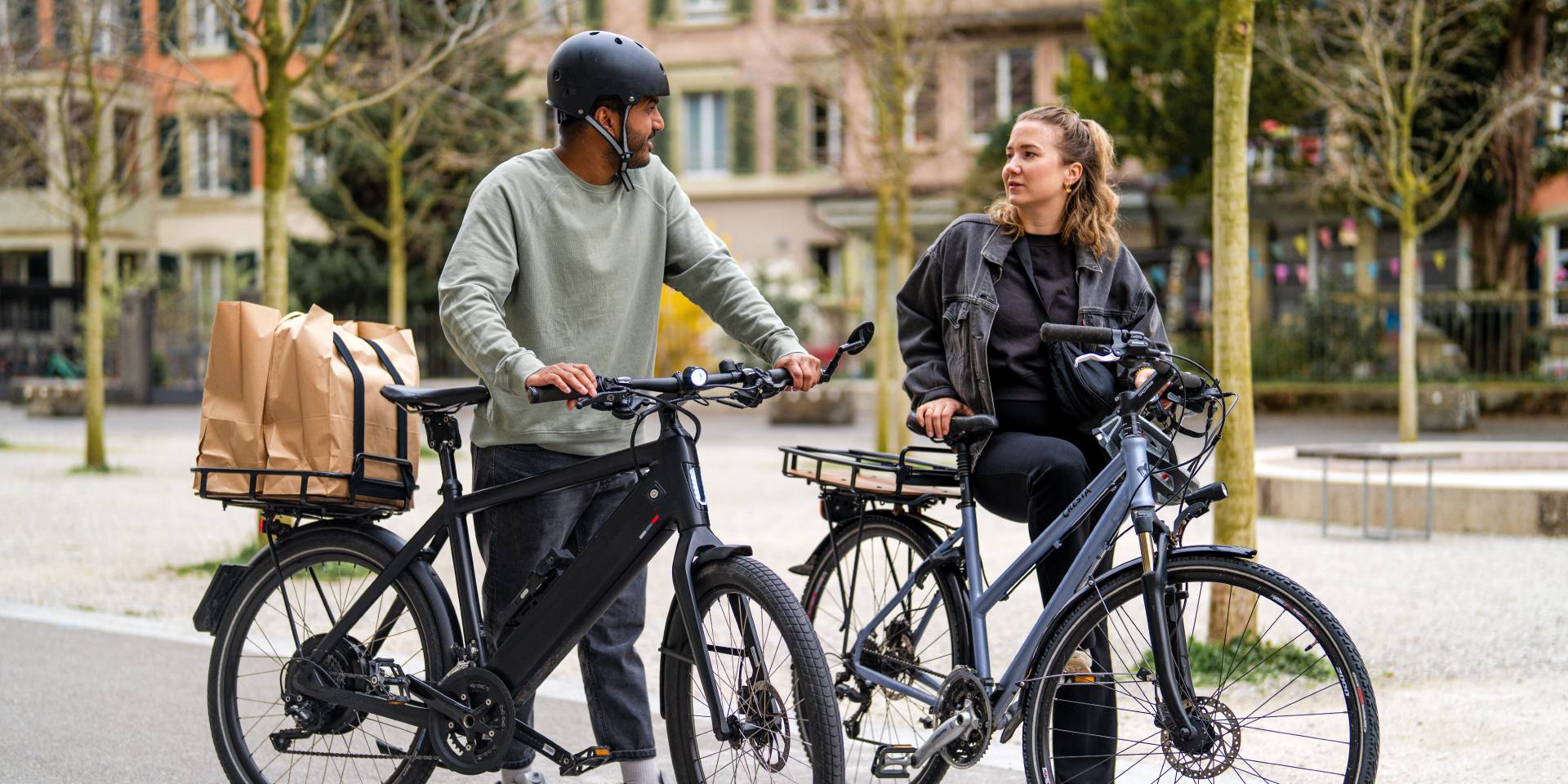 Zwei Personen mit PACKI dem Velokorb