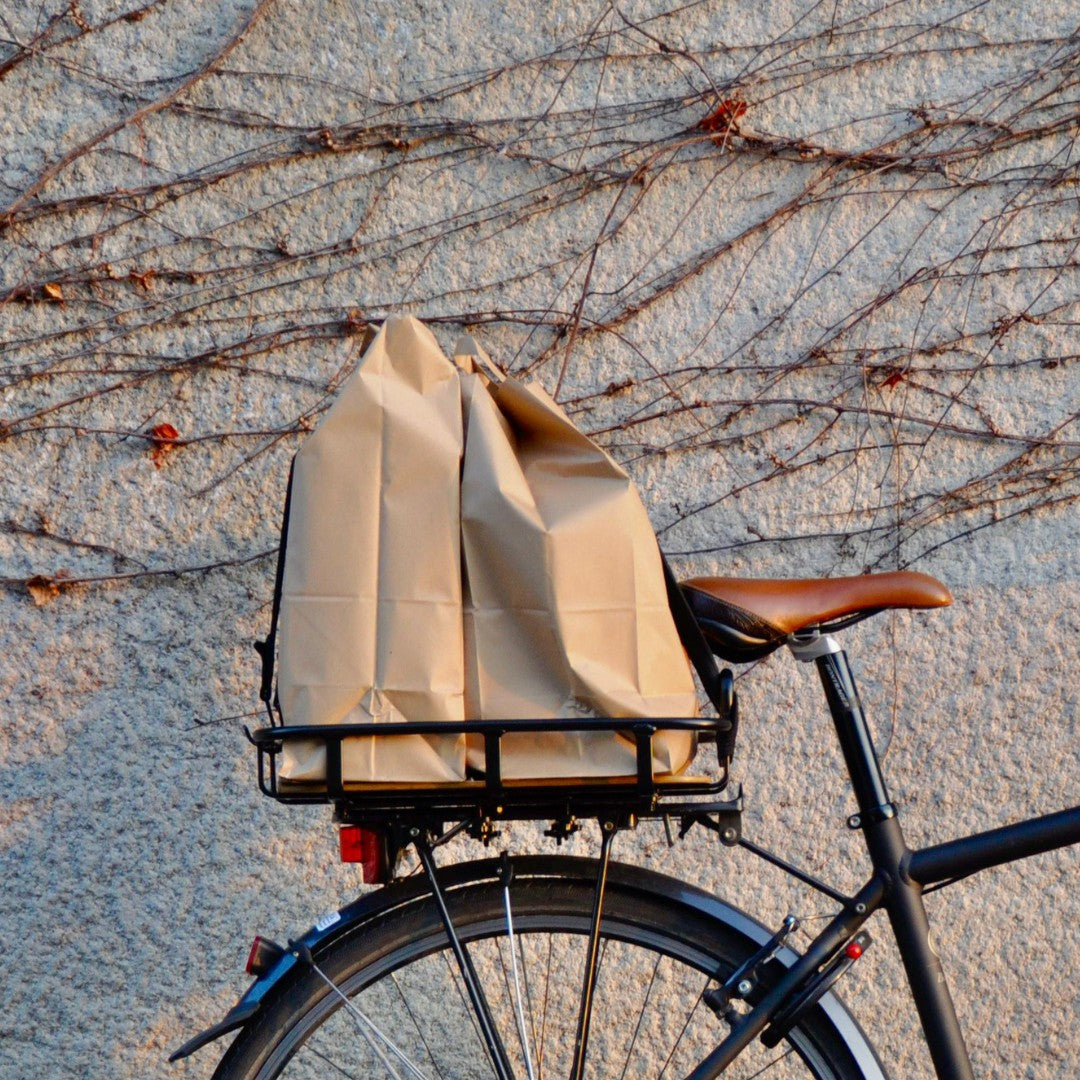 Papiertaschen auf Velokorb PACKI montiert auf einem Villiger Fahrrad