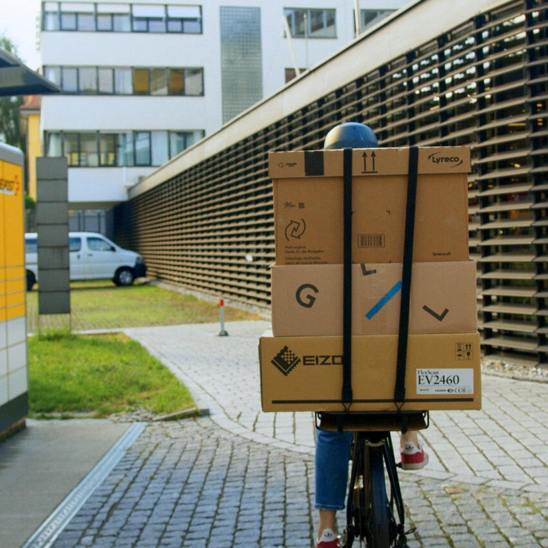 Packi Velokorb beladen mit Paketen bei der Post