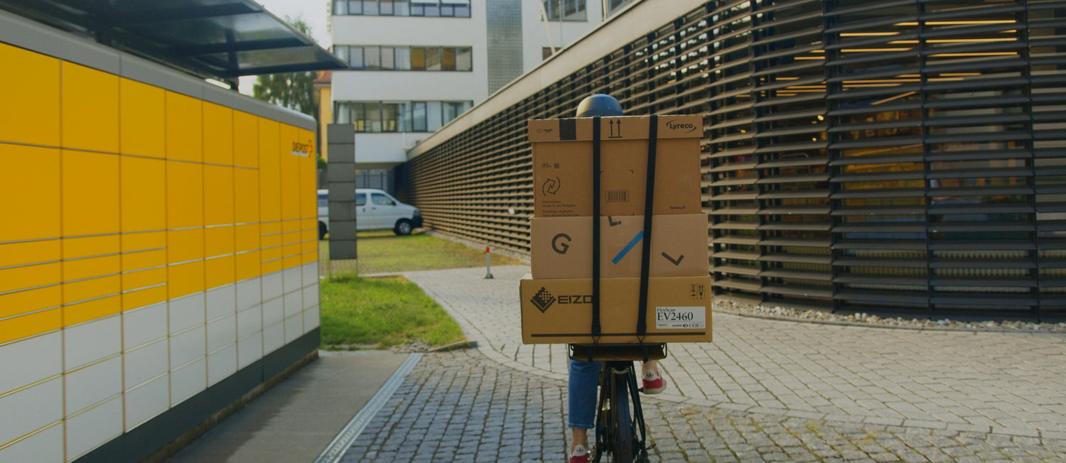 PACKI hinten auf dem Gepäckträger mit Paketen beladen