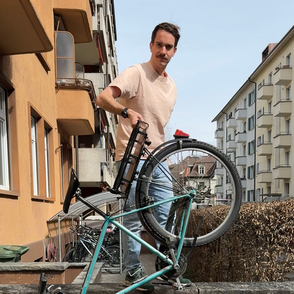 Velokorb PACKI im Härtetest – wir springen darauf herum und heben das ganze Fahrrad daran hoch. Der Velokorb bleibt stabil am hinten auf dem Gepäckträger.